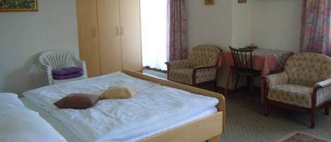 1 bedroom, bed sheets