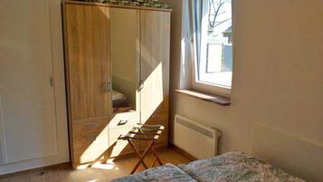 1 bedroom, travel crib, bed sheets