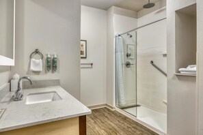 Suite, 1 llit de matrimoni gran, no fumadors, frigorífic i microones (Shower Only;with Sofabed) | Bany | Articles de tocador gratuïts, tovalloles, sabó i xampú 