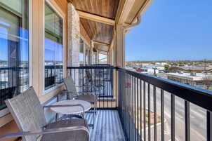 高档床上用品、办公桌、笔记本电脑工作区、免费 WiFi