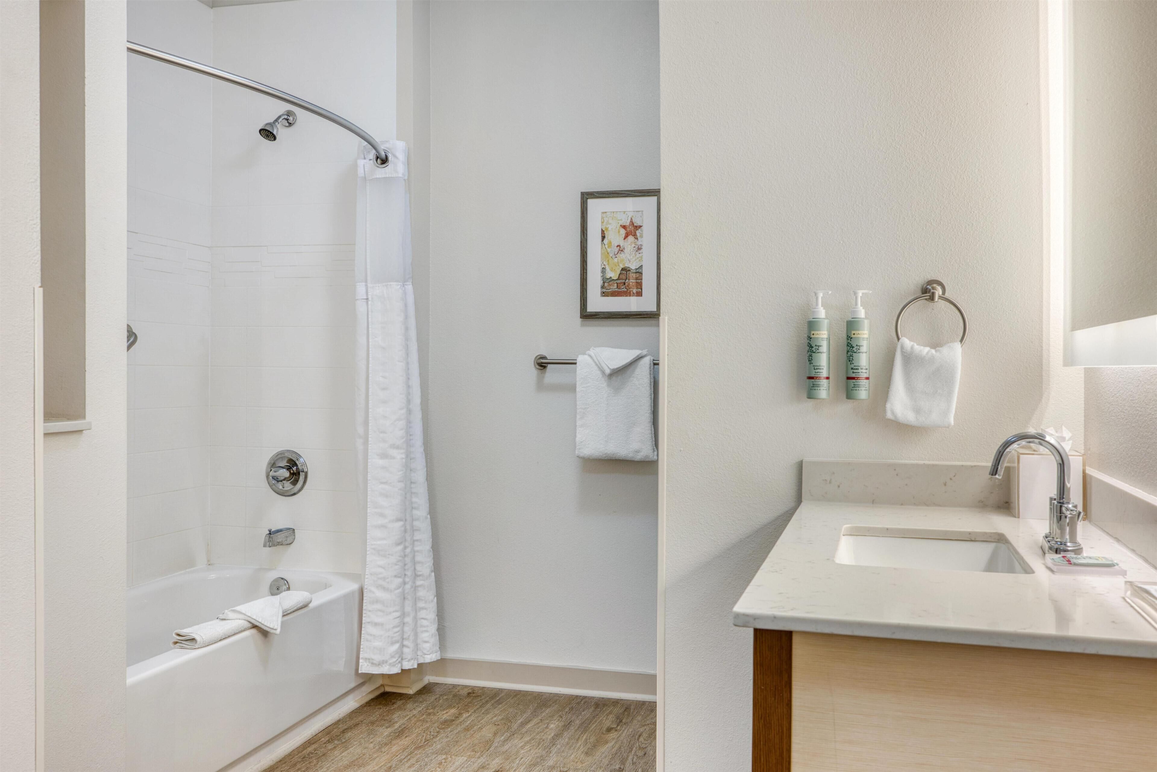 Une salle de bain avec une douche, un lavabo et des toilettes.