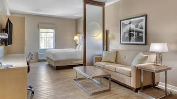 Suite, 1 kingsize bed, niet-roken, koelkast en magnetron (Shower Only;with Sofabed) | Luxe beddengoed, een bureau, een laptopwerkplek, gratis wifi