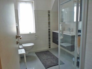 Douche, serviettes fournies