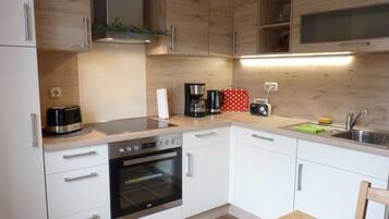 Kühlschrank, Ofen, Geschirrspüler, Wasserkocher mit Kaffee-/Teezubehör