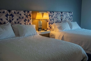 In-room safe, blackout drapes, iron/ironing board, cribs/infant beds - Hampton Inn Wabash (Wabash)