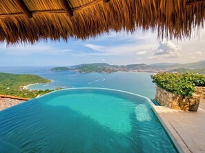 An infinity pool - Luxury Home with Breathtaking Views in Zihuatanejo (Zihuatanejo)