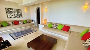 Ein Wohnzimmer mit einer Couch, einem Couchtisch und einem Teppich.