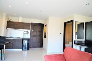 Studio | Living room | 30-inch TV with digital channels