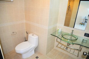 Studio | Bathroom | Shower, towels - 8th Floor Pool View Condo at Park Lane Resort (Pattaya)
