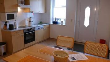 Kühlschrank, Mikrowelle, Ofen, Geschirrspüler