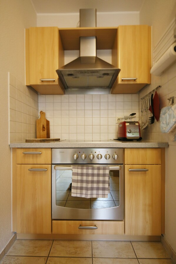 Kühlschrank, Mikrowelle, Ofen, Geschirrspüler