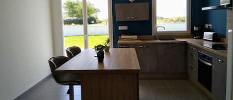 Geladeira, micro-ondas, fogão, cooktop