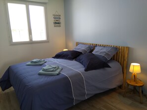 3 habitaciones, tabla de planchar con plancha y cuna de viaje 