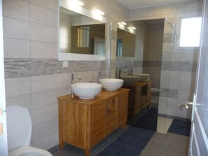 Douche, sèche-cheveux, serviettes fournies, savon