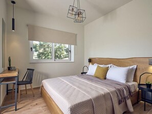 4 bedrooms, iron/ironing board, free WiFi, bed sheets