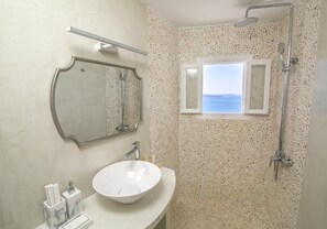 Articles de toilette gratuits, chaussons, serviettes fournies, savon