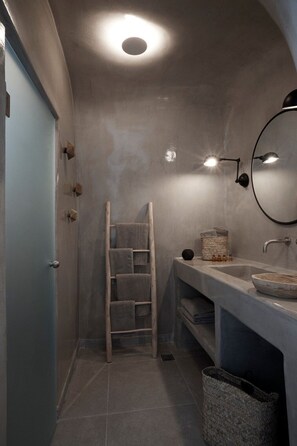 Shower, shampoo