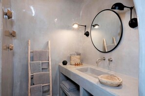 Shower, shampoo