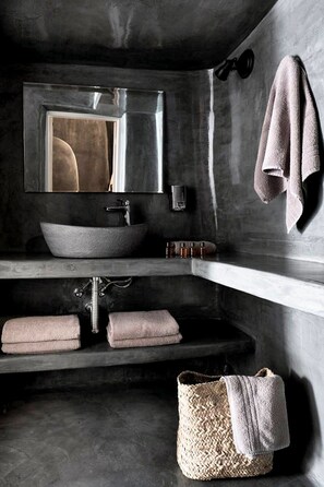 Dusche, Handtücher, Shampoo, Toilettenpapier