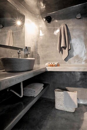 Shower, towels, shampoo, toilet paper