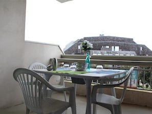 Outdoor dining - 2-room apartment 5 pax, balcony sea view, private parking - La Rochelle (La Rochelle)