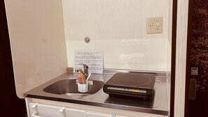 Refrigerador, microondas, parrilla de estufa y utensilios de cocina 