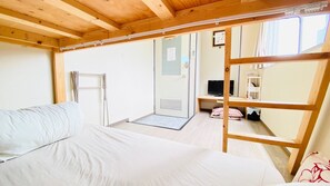 3 bedrooms, desk, iron/ironing board, free WiFi