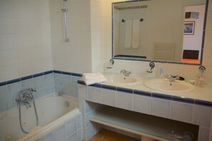 Vila Desain | Kamar mandi | Bathtub dengan aliran air, pancuran hujan,  dan pengering rambut