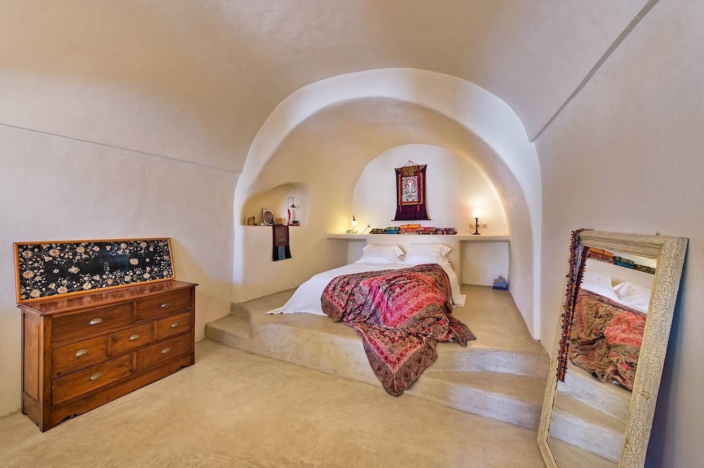Real Santorini Cave House Far From The Crowds - Grécia