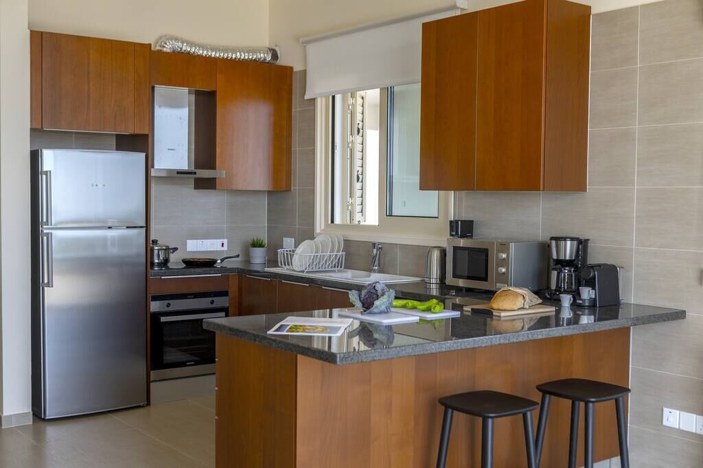 Een koelkast, een magnetron, een oven, een kookplaat