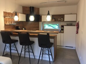 Fridge, oven, stovetop, dishwasher