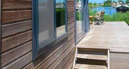 Chalet Valentina avec sauna au bord du Lauwersmeer