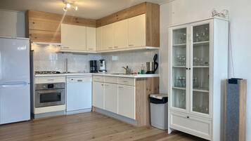 Een koelkast, een magnetron, een oven, een kookplaat