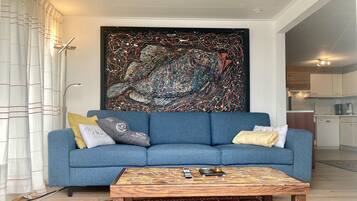 Een televisie, boeken en een stereo