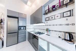 Kühlschrank, Mikrowelle, Ofen, Herdplatte