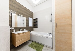 Haartrockner, Handtücher, Seife, Shampoo