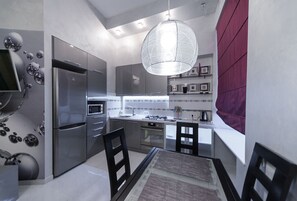 Frigorifero, microonde, forno, piano cottura
