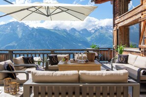 Outdoor dining - Chalet V with lift, heated pool and breathtaking views (Riddes)