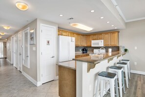 Kjøleskap, mikrobølgeovn, ovn og kokeplater