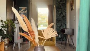 A hallway with a wooden table, a vase with pampas grass, and a rattan pendant light. - "Chez Marinette" à Morgat - Maison & Jardin clos au calme, 6pers, plage à pied - (Crozon Morgat)