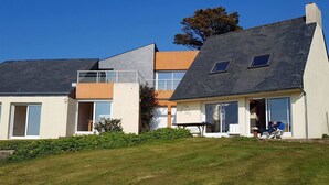 A modern two-story house with a sloped roof, large windows, and a balcony. - Grande Maison Avec vue Imprenable sur L'aber-wrac'h (Plouguerneau)