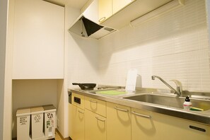 冰箱、微波炉、厨具/餐具