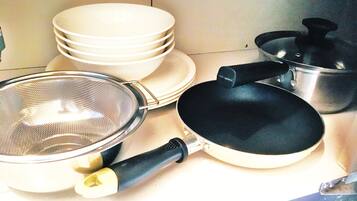 Fridge, microwave, stovetop, cookware/dishes/utensils