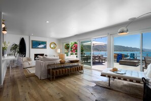 テレビ、暖炉、ステレオ