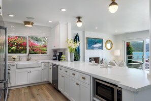 冷蔵庫、電子レンジ、オーブン、コンロ