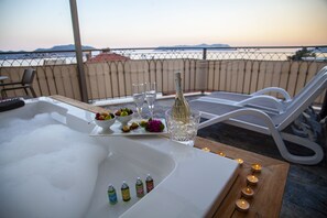 Habitació Deluxe, banyera d'hidromassatge, vistes al mar | Roba de llit d'alta qualitat, minibar i caixa forta a l'habitació 