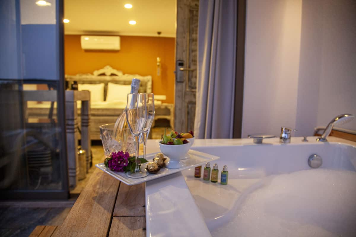 Deluxe kamer, bubbelbad, uitzicht op zee | Luxe beddengoed, een minibar, een kluis op de kamer