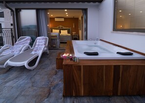 Deluxe Room, Jetted Tub, Sea View | Jetted bathtub