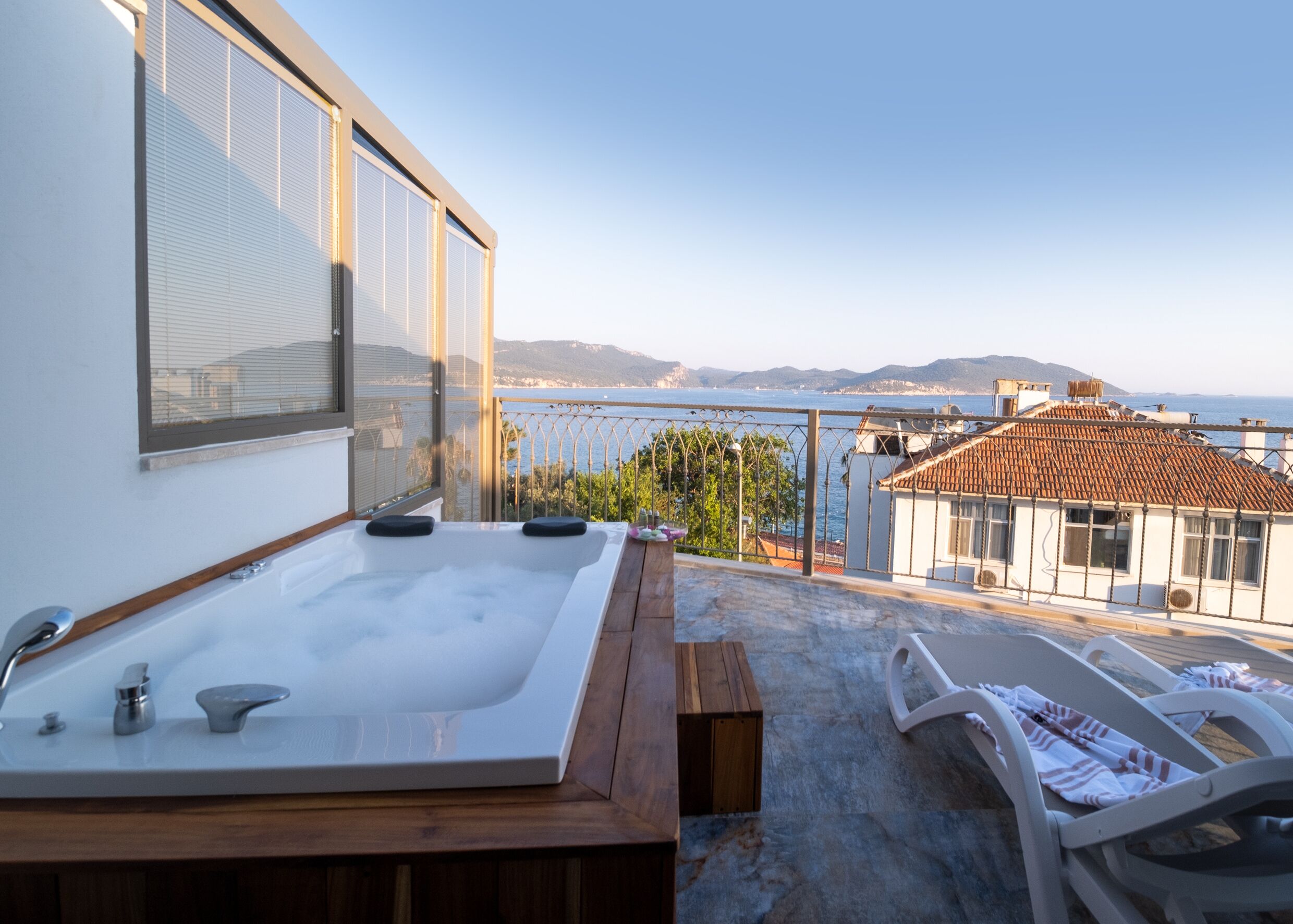 deluxe room, jetted tub, sea view | jetted bathtub
