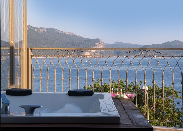 Deluxe Room, Jetted Tub, Sea View | Balcony view
